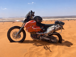 KTM Rally na pustynnych wydmach.png